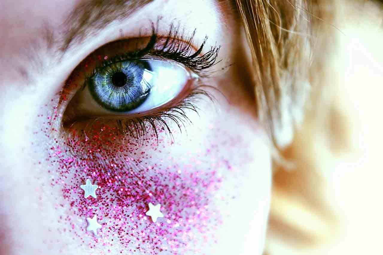 Read more about the article 11 Must-Have Eye Glitters For Your Summer Festival Look